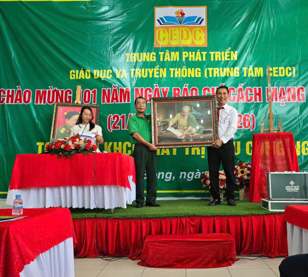 Họa sĩ Nguyễn Như Ngọc tặng Trung tâm CEDC bức tranh BÁC HỒ ĐỌC BÁO